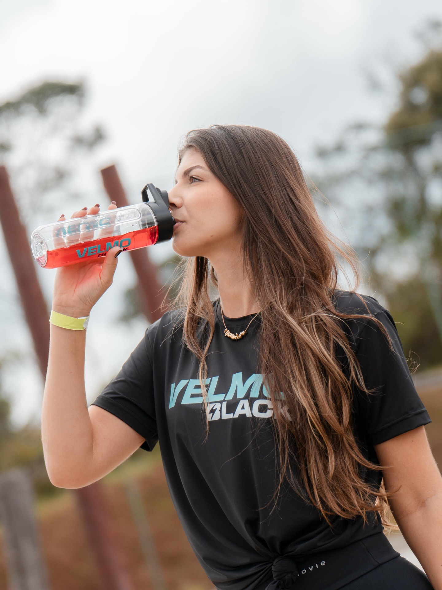 Mulher consumindo Velmo Black Drink